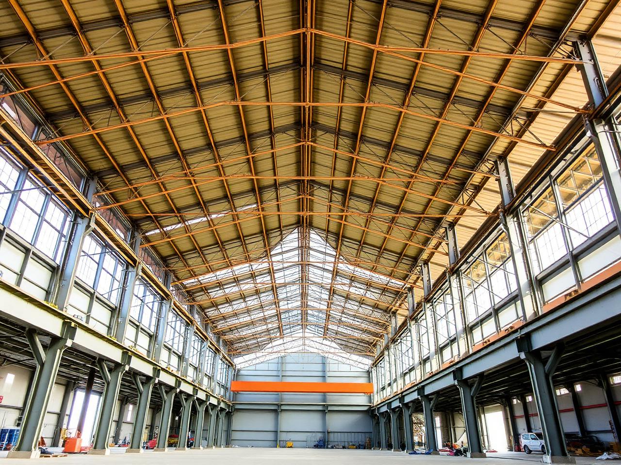 Nave industrial con estructura metálica de cerchas de gran luz para planta de producción